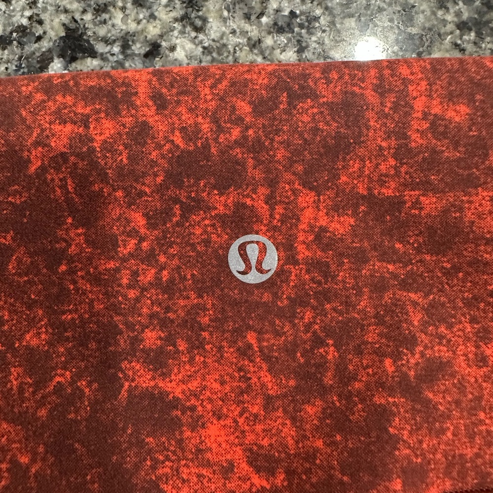 Lululemon Wunder Train High-Rise Short 8"
Denim Wash Print Autumn Red Black - Picture 2 of 7